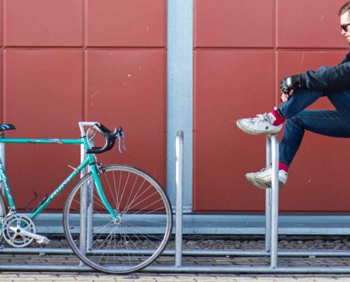 Der junge Mann und das Bike