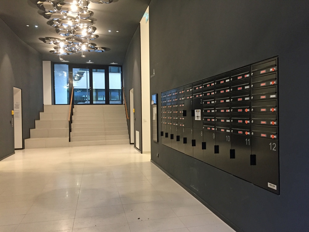 Brief- und Paketboxen in der Lobby