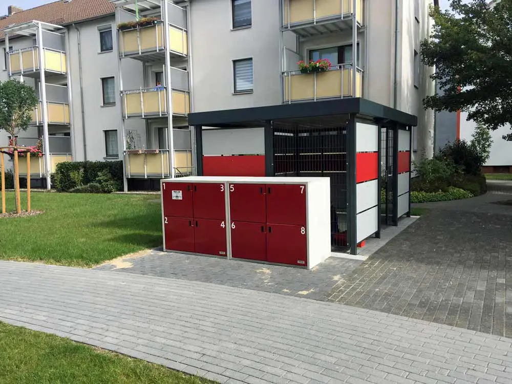 Paketstation vor der Garageneinfahrt